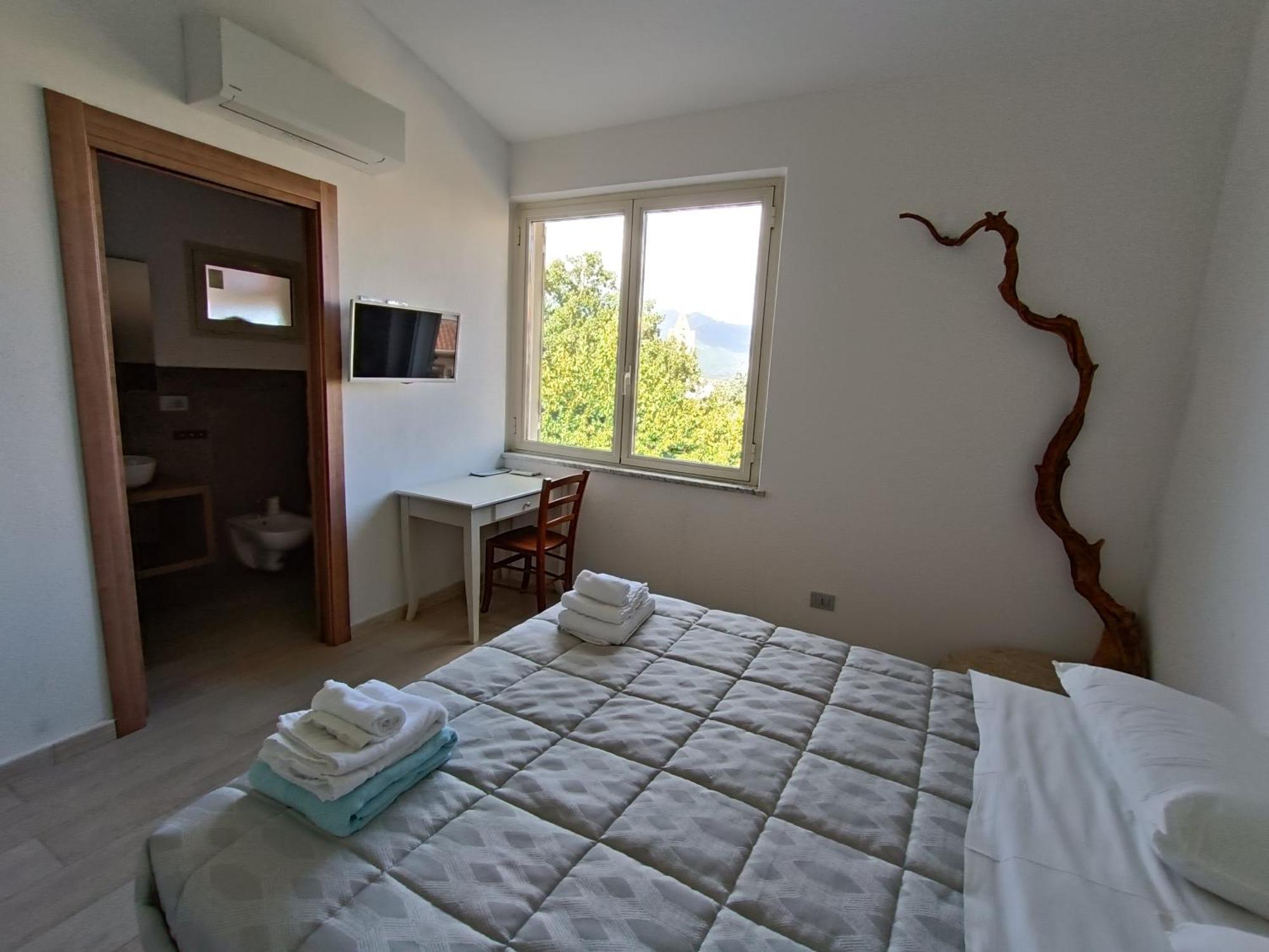 Bed And Breakfast Murales Orgosolo Bilik gambar